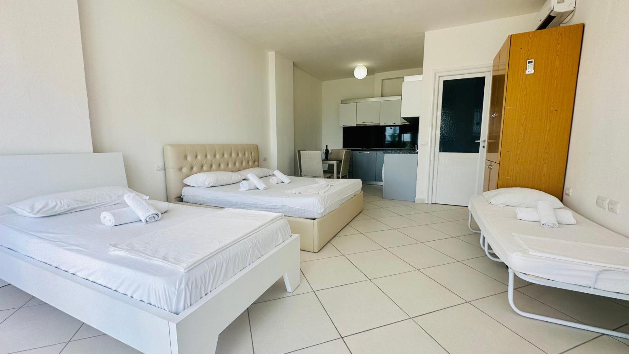 Jico Travel - Villa Colombo Vlorë Zimmer foto